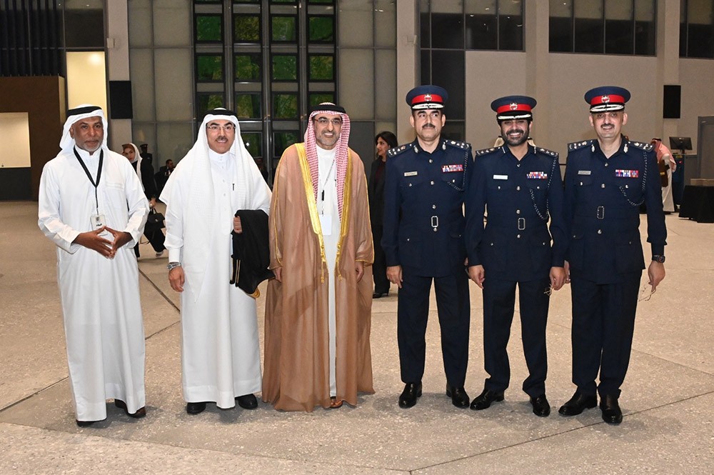 القائد والزميل سعيد محمد في لقطة تذكارية مع عدد من المسؤولين