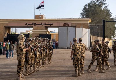 بالفيديو: مئات الأجانب يخرجون من غزة إلى مصر.. وهذه التفاصيل