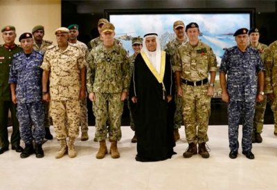 وزير شؤون الدفاع يقيم مأدبة عشاء على شرف قائد القوات البحرية بالقيادة المركزية الأمريكية وقائد العنصر البحري البريطاني
