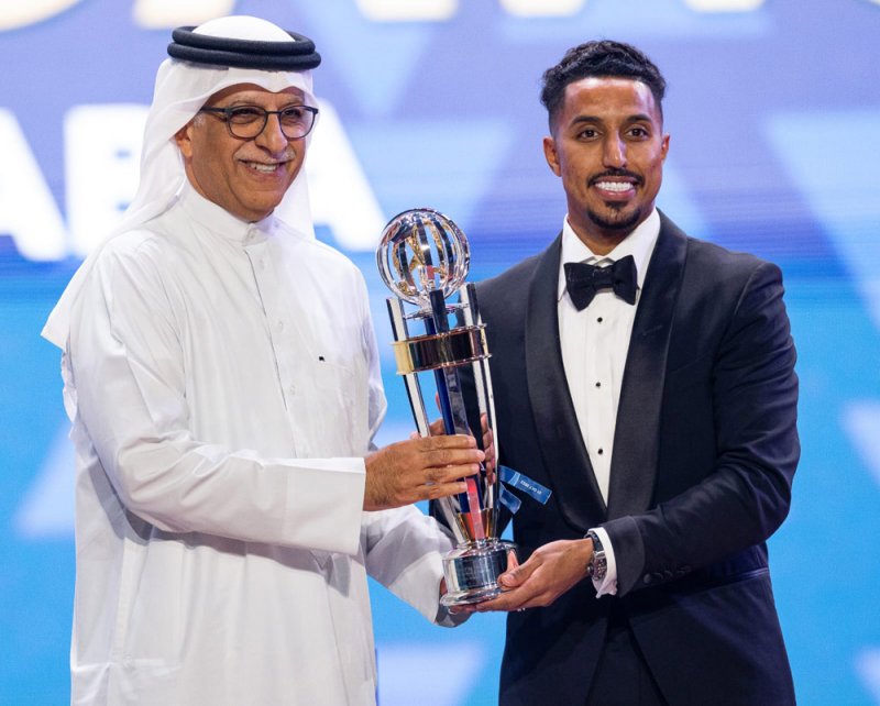 الدوسري أفضل لاعب وشوانغ أفضل لاعبة في حفل جوائز الإتحاد الآسيوي