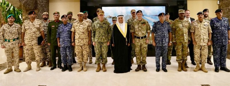 وزير شؤون الدفاع يقيم مأدبة عشاء على شرف قائد القوات البحرية بالقيادة المركزية الأمريكية وقائد العنصر البحري البريطاني