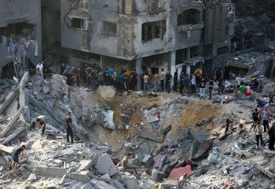 غارات إسرائيلية مكثفة وقصف مدفعي عنيف على قطاع غزة