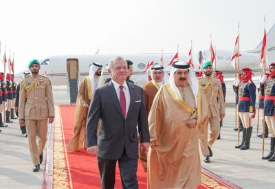 جلالة الملك المعظم في مقدمة مستقبلي ملك الأردن لدى وصوله إلى البلاد