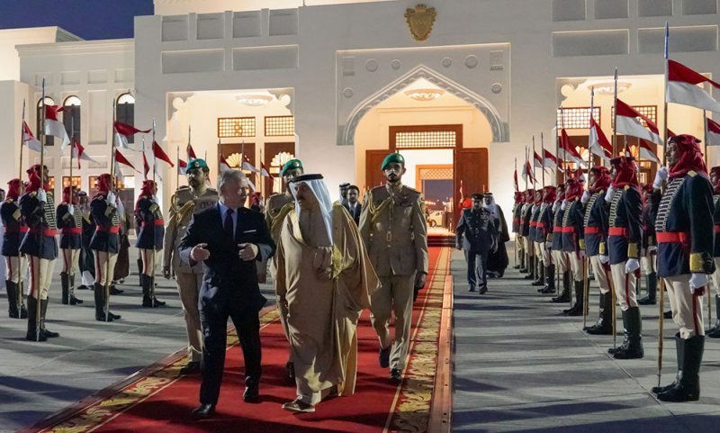 جلالة الملك المعظم في مقدمة مودعي العاهل الأردني لدى مغادرته البلاد