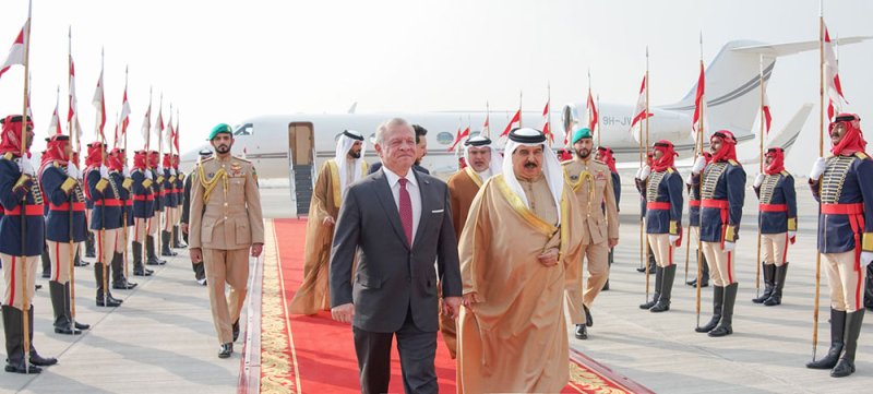 جلالة الملك المعظم في مقدمة مستقبلي ملك الأردن لدى وصوله إلى البلاد
