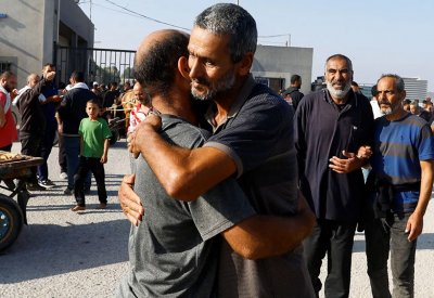 إسرائيل تعيد 7000 عامل فلسطيني كانوا محتجزين لديها إلى غزة