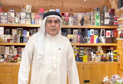 العطور المصنوعة منزليا تشهد طلبا وإقبالا كبيرا في الأسواق البحرينية