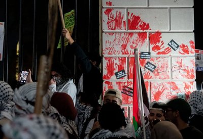 واشنطن.. متظاهرون يلطخون أبواب البيت الأبيض بالطلاء الأحمر