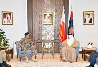 معالي وزير الداخلية يستقبل قائد خفر السواحل الباكستاني ويؤكد على تعزيز التعاون في مجالات الأمن البحري