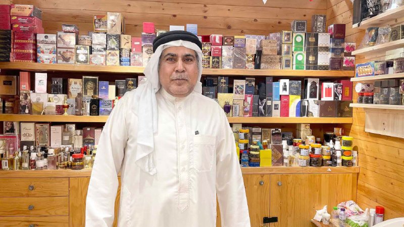 العطور المصنوعة منزليا تشهد طلبا وإقبالا كبيرا في الأسواق البحرينية