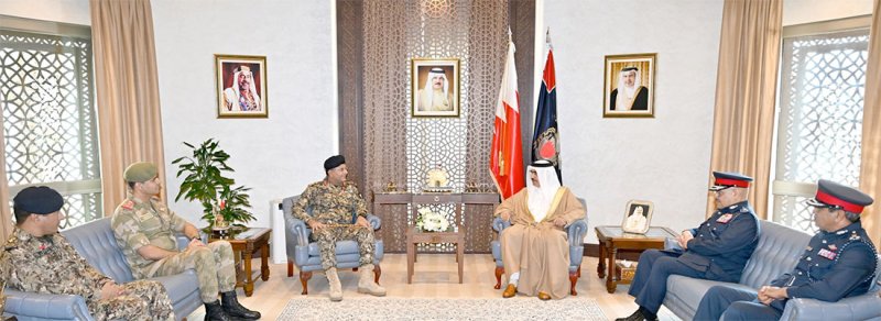 معالي وزير الداخلية يستقبل قائد خفر السواحل الباكستاني ويؤكد على تعزيز التعاون في مجالات الأمن البحري