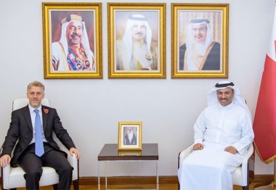 وزير الإعلام يستقبل سفير المملكة المتحدة لدى مملكة البحرين
