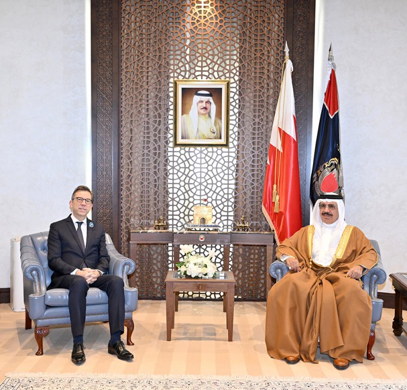 وزير الداخلية يستقبل السفير الفرنسي لدى مملكة البحرين