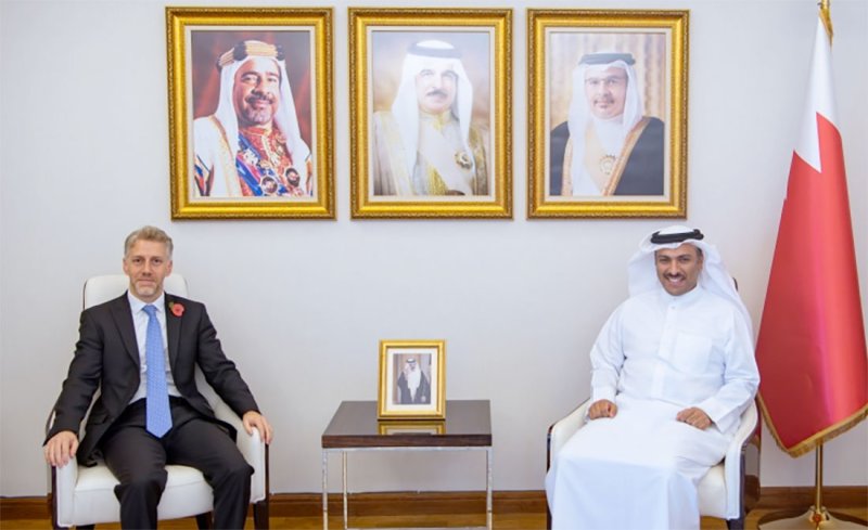 وزير الإعلام يستقبل سفير المملكة المتحدة لدى مملكة البحرين
