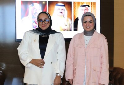 وزيرة شؤون الشباب تكرم خريجة المشروع الوطني لامع