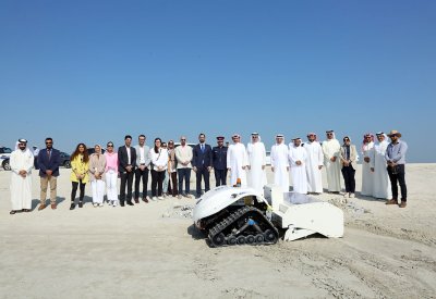 محافظ العاصمة يدشن أول جهاز آلي لتنظيف السواحل بتنظيم "زين البحرين"