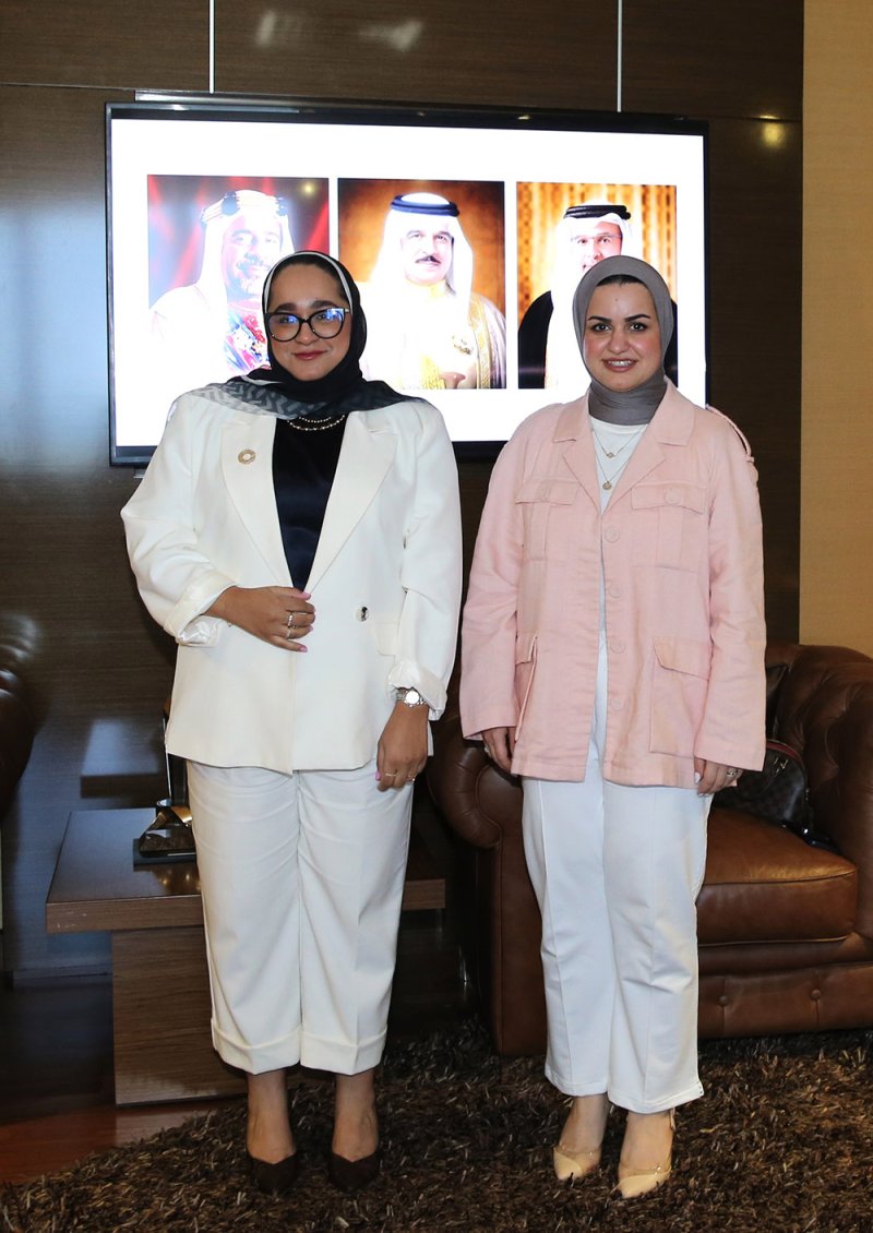 وزيرة شؤون الشباب تكرم خريجة المشروع الوطني لامع