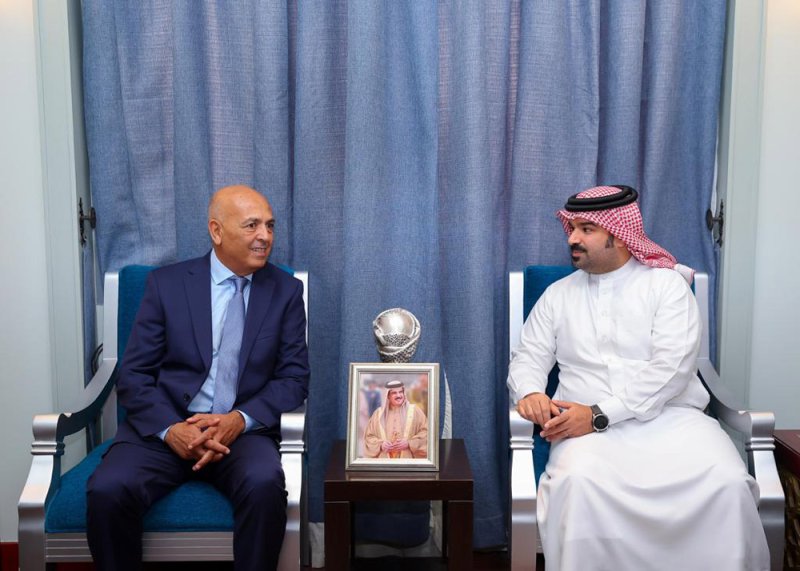 نائب رئيس الاتحاد البحريني لكرة القدم يستقبل المستشار الفني للاتحاد الدولي لكرة القدم