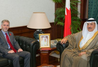 وزير العمل يستقبل سفير المملكة المتحدة لدى مملكة البحرين