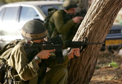 قناصة إسرائيل يطلقون النار على مستشفى بغزة.. قتيل و20 جريحا