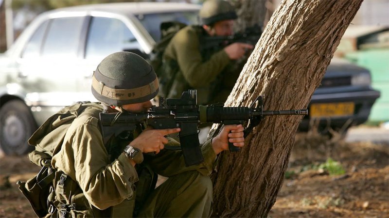 قناصة إسرائيل يطلقون النار على مستشفى بغزة.. قتيل و20 جريحا