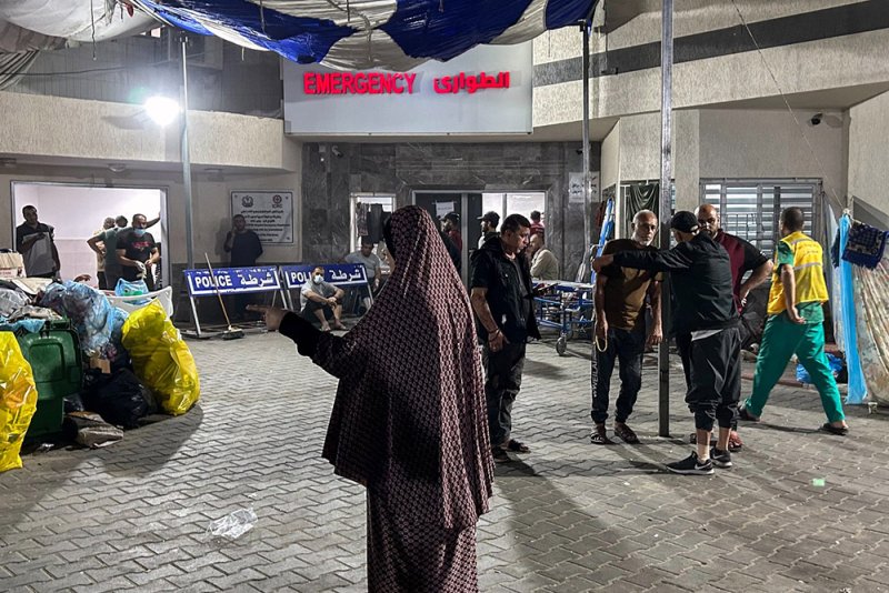 قصف يستهدف مستشفيات في غزة