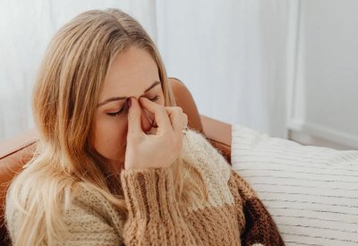 مسكنات الألم إحداها.. 6 أسباب تسبب شعورك بالصداع صباحا