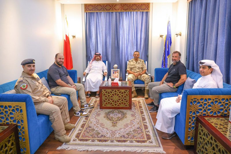 رئيس الاتحاد البحريني لكرة القدم ونائبه يجتمعان بمدرب المنتخب الأول بيتزي