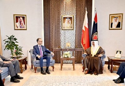 وزير الداخلية يبحث مع السفير الأمريكي عددا من الموضوعات التي تسهم في تطوير العمل المشترك