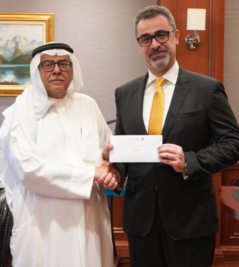 شركة الفنادق الوطنية تتبرع لأهالي غزة إلى جمعية الهلال الأحمر البحريني