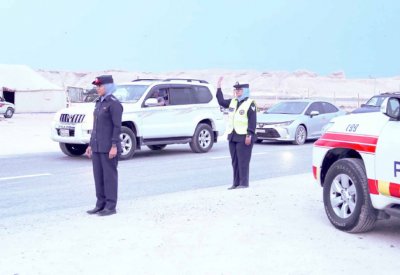 دعوة مرتادي البر للالتزام بالقواعد المرورية
