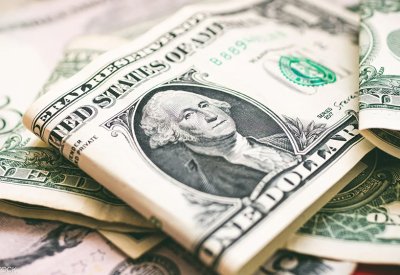 الدولار يهبط مع تزايد الرهان على وصول الفائدة لذروتها