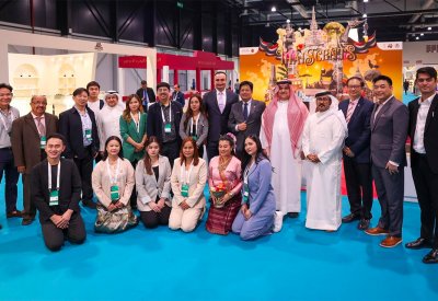 الرئيس التنفيذي لهيئة البحرين للسياحة والمعارض يفتتح جناح العطور التايلاندي في معرض العطور العربية 2023