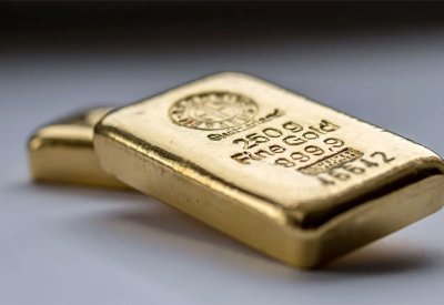 الذهب عند أعلى مستوى في أسبوع مع انخفاض الدولار
