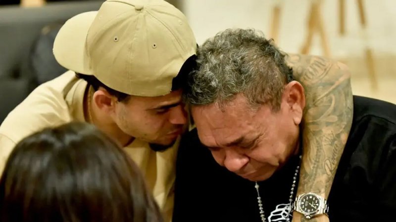 لحظة عاطفية.. دياز يلتقي والده "المخطوف"