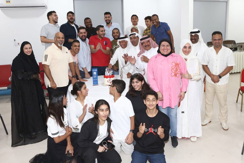 “أوال” يحتفي بفريق مسرحية "أجسام وأحلام"