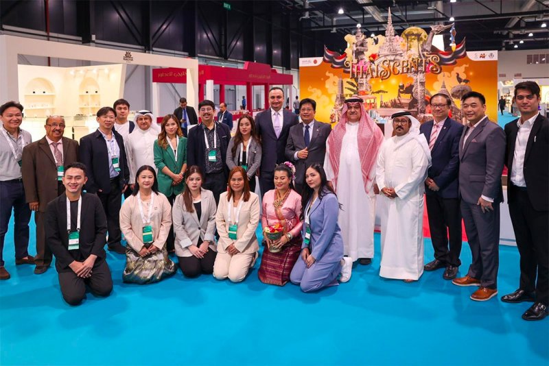 الرئيس التنفيذي لهيئة البحرين للسياحة والمعارض يفتتح جناح العطور التايلاندي في معرض العطور العربية 2023