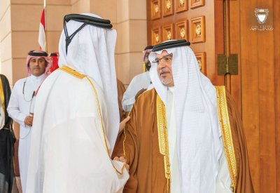 بالصور: سمو ولي العهد رئيس مجلس الوزراء يستقبل رئيس مجلس الوزراء وزير الخارجية بدولة قطر الشقيقة