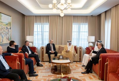 نائب رئيس الوزراء وزير الخارجية وشؤون المغتربين بالمملكة الأردنية الهاشمية يصل إلى مملكة البحرين