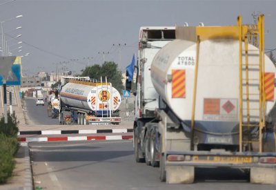 إسرائيل تسمح بدخول شاحنتي وقود يوميا إلى غزة