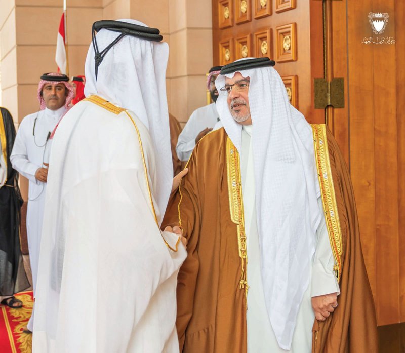 بالصور: سمو ولي العهد رئيس مجلس الوزراء يستقبل رئيس مجلس الوزراء وزير الخارجية بدولة قطر الشقيقة