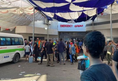 سيرا على الأقدام.. مئات الأشخاص يغادرون مستشفى الشفاء