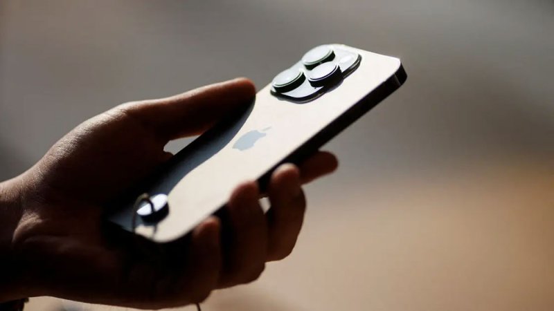 "أبل" تعمل على تسهيل المراسلات بين "آيفون" والهواتف الأخرى