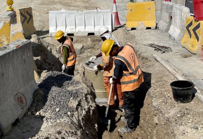 إنجاز 50% من أعمال مشروع الصرف الصحي في مجمع 1010 بمنطقة الهملة