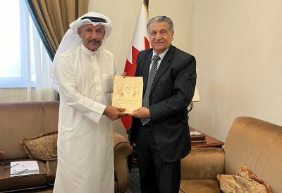 صالح بن هندي يتسلم كتاب "النخبة التجارية البحرينية في الهند"