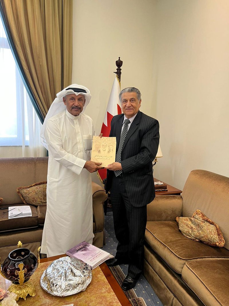 صالح بن هندي يتسلم كتاب "النخبة التجارية البحرينية في الهند"