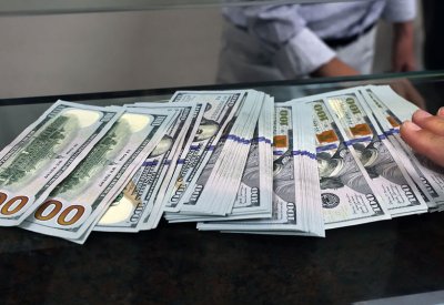 الدولار يتكبد خسائر مع وصول الفائدة الأميركية إلى ذروتها