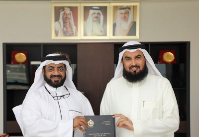 رئيس مجلس الأوقاف السنية يستلم نسخة من رسالة الدكتوارة من الباحث إبراهيم الحادي