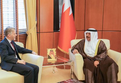 وزير الديوان الملكي يستقبل السفير البريطاني لدى المملكة