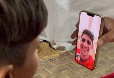 ياسين بونو يلبي طلب طفل فلسطيني جريح بحرب غزة